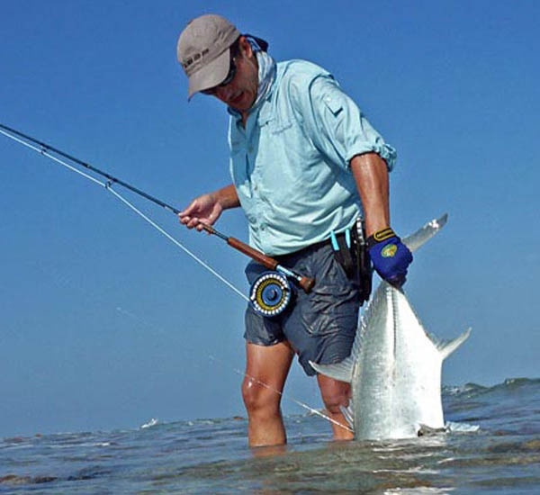 Fliegenfischen auf GT in der Brandung im Surf